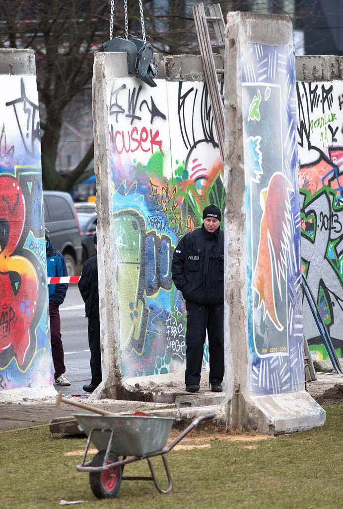 East Side Gallery – Teilabriss vorerst gestoppt. East Side Gallery – Teilabriss vorerst gestoppt.