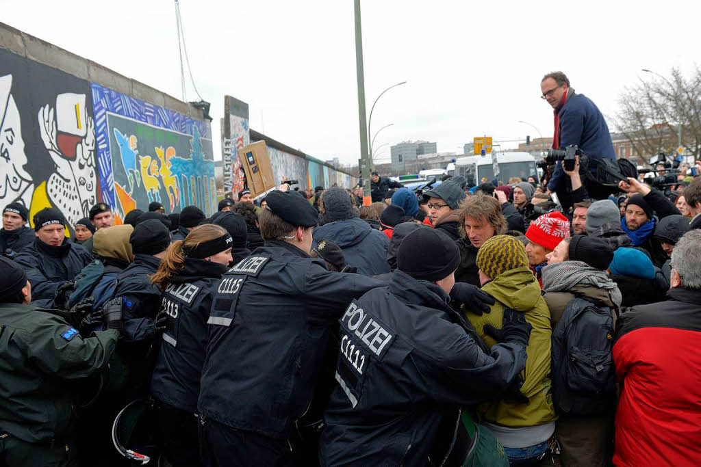 East Side Gallery – Teilabriss vorerst gestoppt. East Side Gallery – Teilabriss vorerst gestoppt.