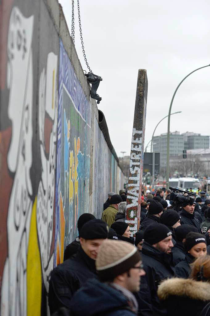 East Side Gallery – Teilabriss vorerst gestoppt. East Side Gallery – Teilabriss vorerst gestoppt.