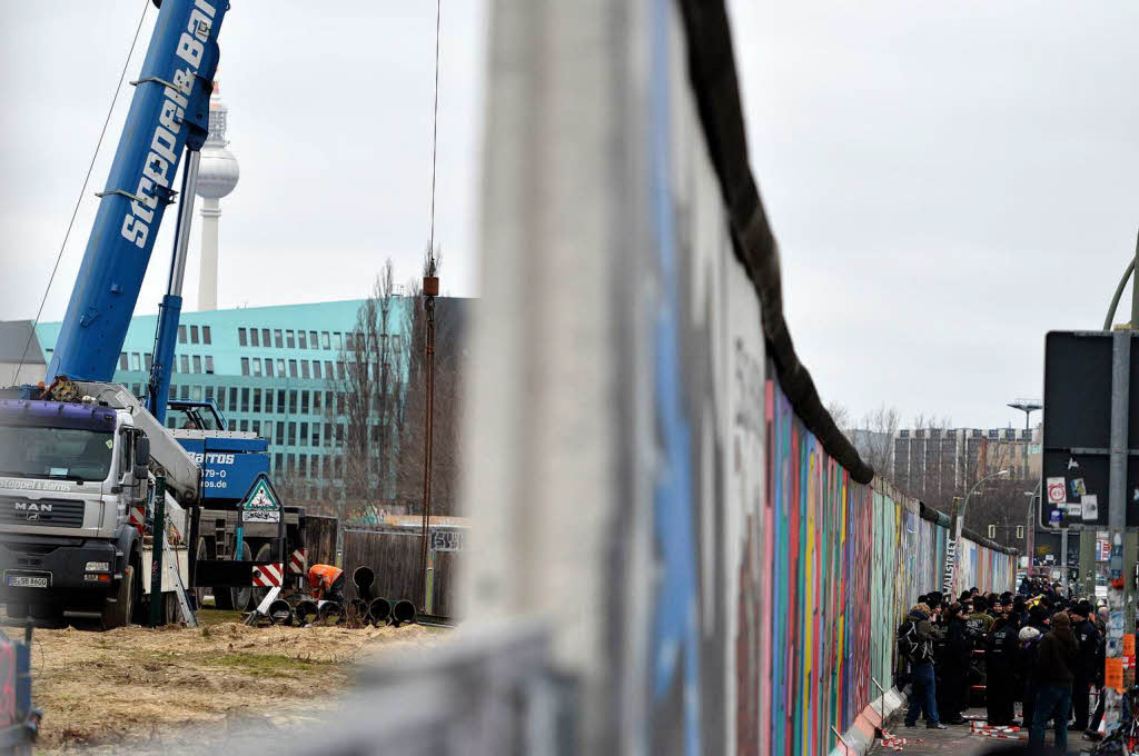 East Side Gallery – Teilabriss vorerst gestoppt. East Side Gallery – Teilabriss vorerst gestoppt.
