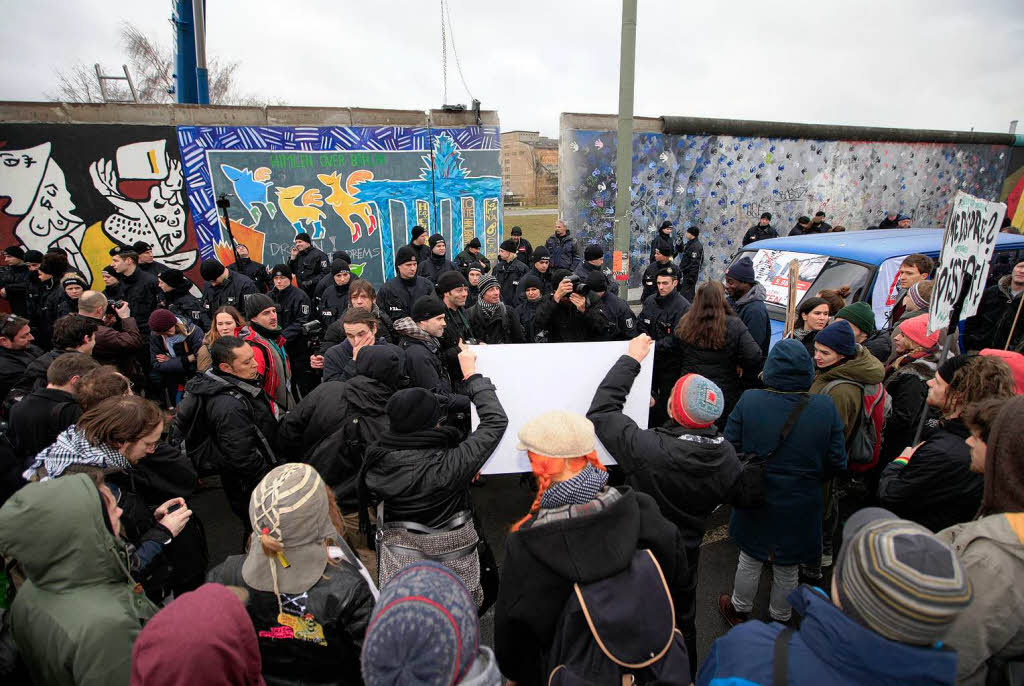East Side Gallery – Teilabriss vorerst gestoppt. East Side Gallery – Teilabriss vorerst gestoppt.