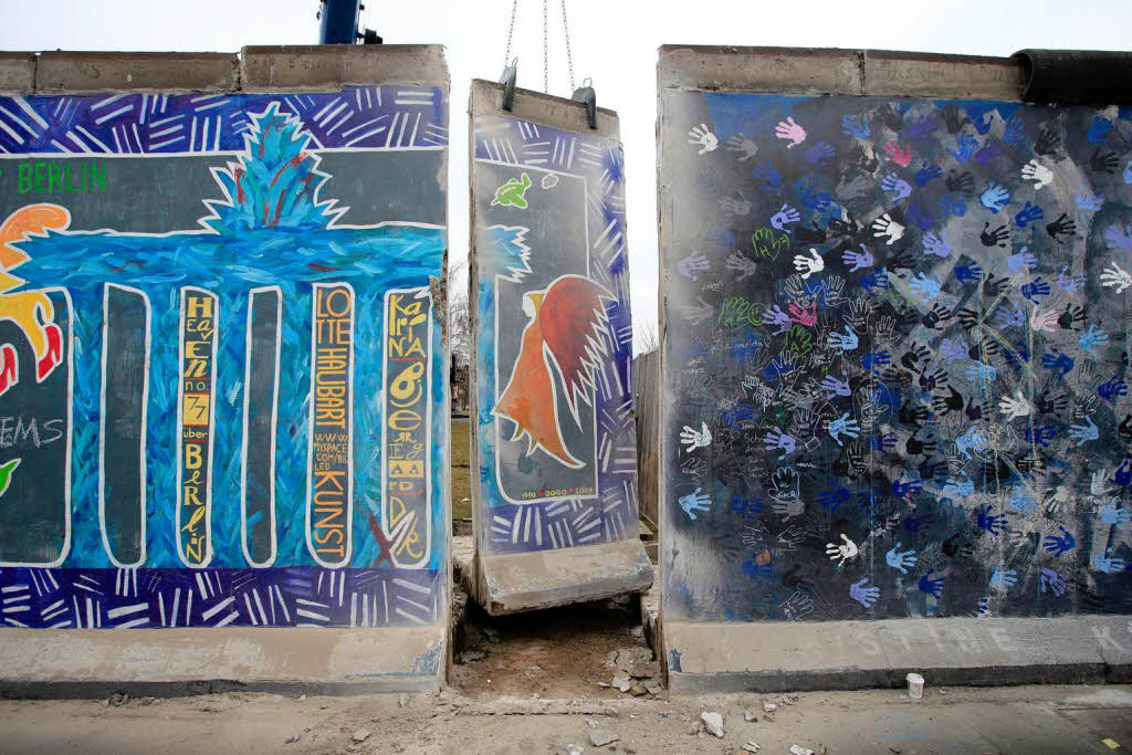 East Side Gallery – Teilabriss vorerst gestoppt. East Side Gallery – Teilabriss vorerst gestoppt.