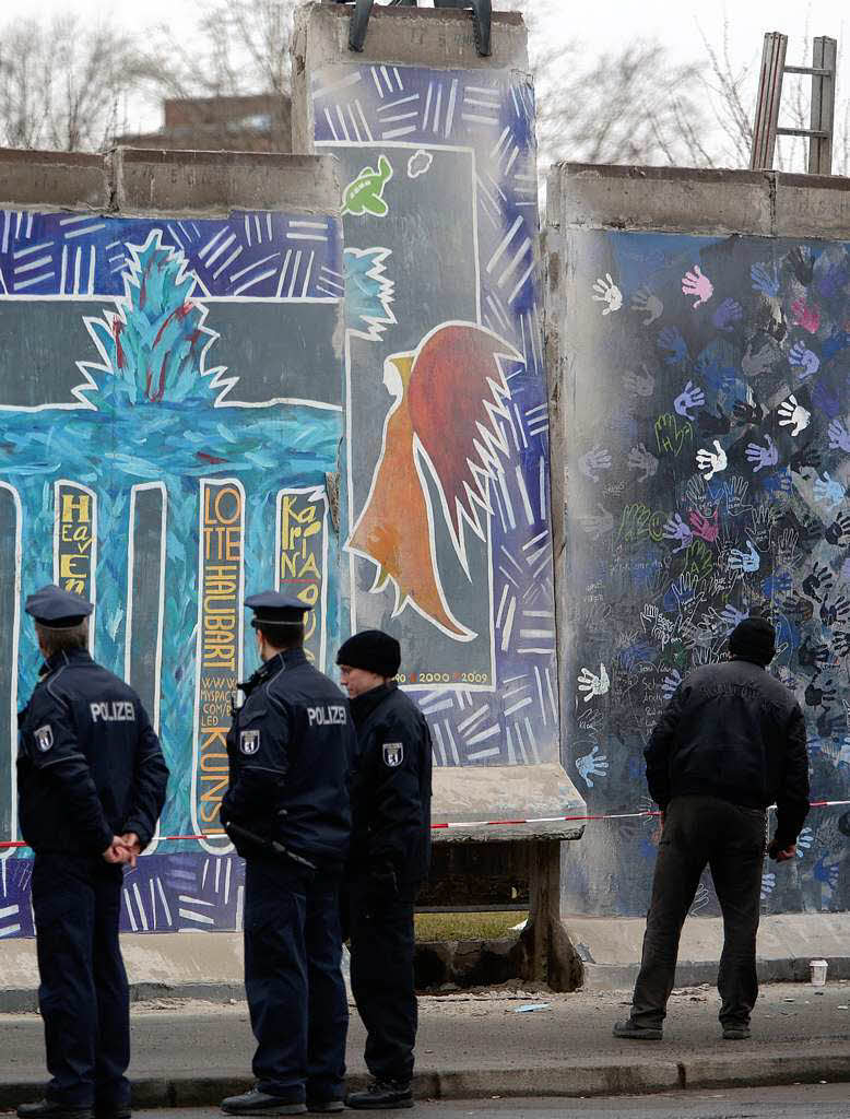 East Side Gallery – Teilabriss vorerst gestoppt. East Side Gallery – Teilabriss vorerst gestoppt.