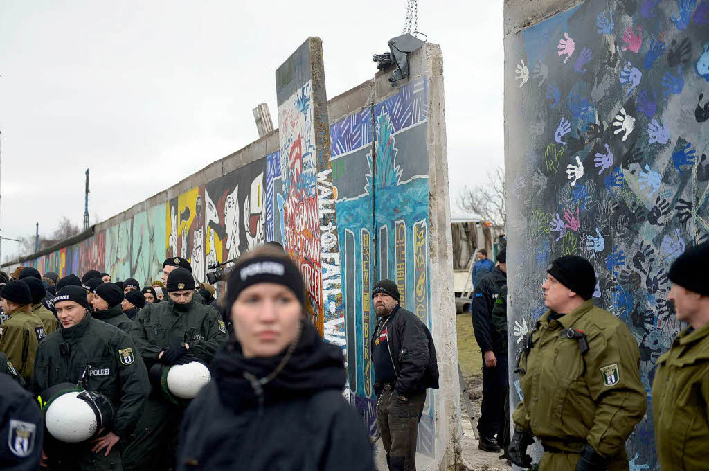 East Side Gallery – Teilabriss vorerst gestoppt. East Side Gallery – Teilabriss vorerst gestoppt.