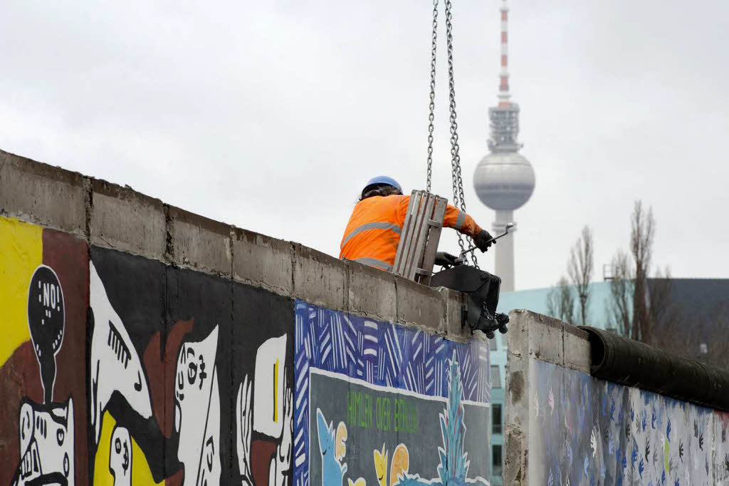 East Side Gallery – Teilabriss vorerst gestoppt. East Side Gallery – Teilabriss vorerst gestoppt.