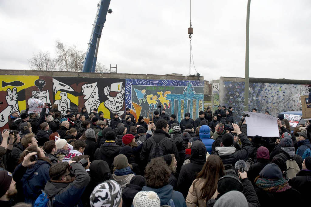 East Side Gallery – Teilabriss vorerst gestoppt. East Side Gallery – Teilabriss vorerst gestoppt.