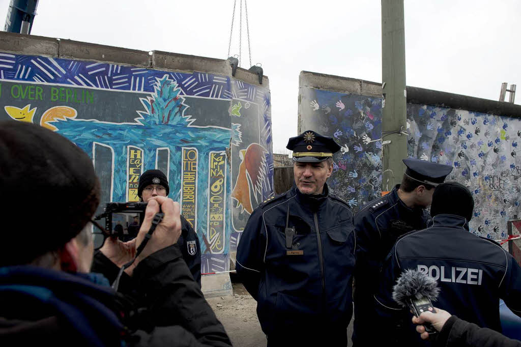 East Side Gallery – Teilabriss vorerst gestoppt. East Side Gallery – Teilabriss vorerst gestoppt.