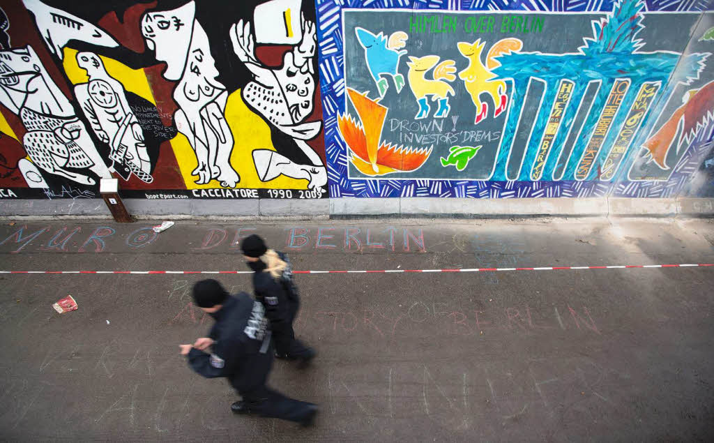 East Side Gallery – Teilabriss vorerst gestoppt. East Side Gallery – Teilabriss vorerst gestoppt.