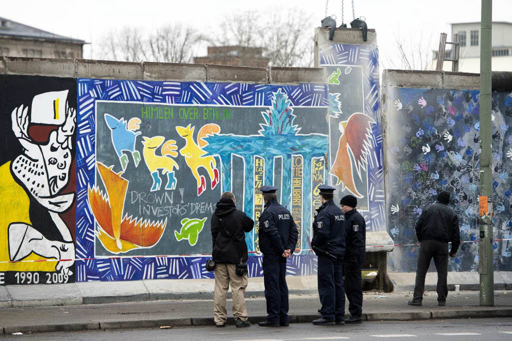 East Side Gallery – Teilabriss vorerst gestoppt. East Side Gallery – Teilabriss vorerst gestoppt.