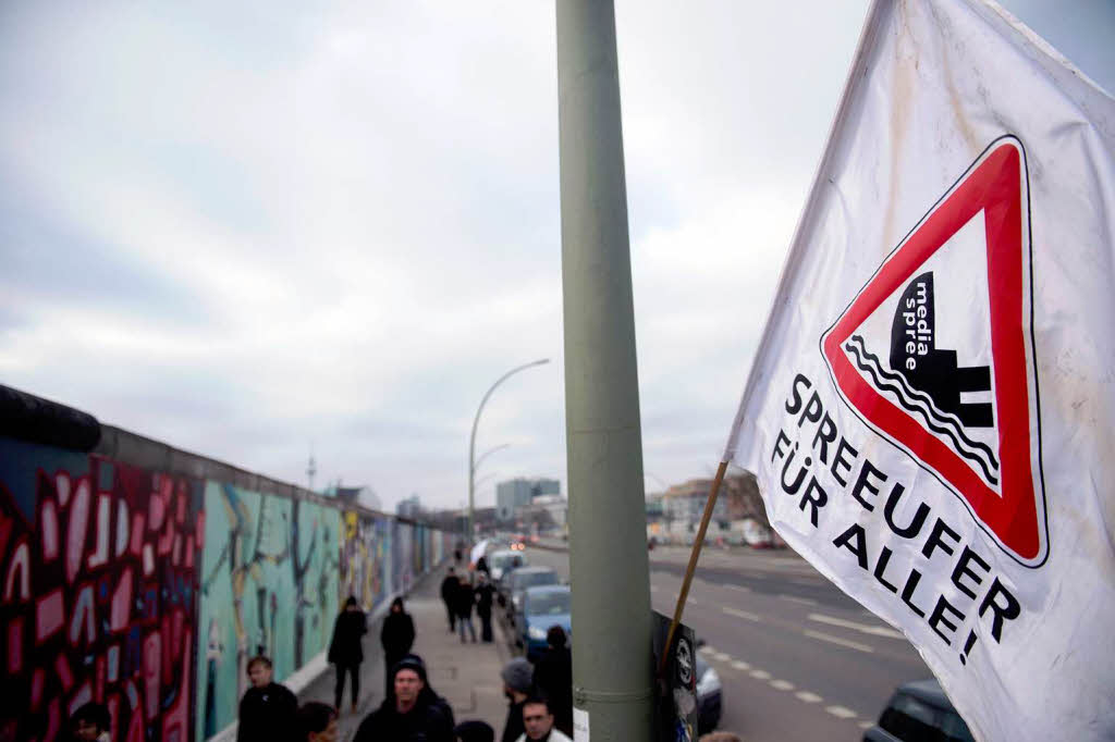 East Side Gallery – Teilabriss vorerst gestoppt. East Side Gallery – Teilabriss vorerst gestoppt.