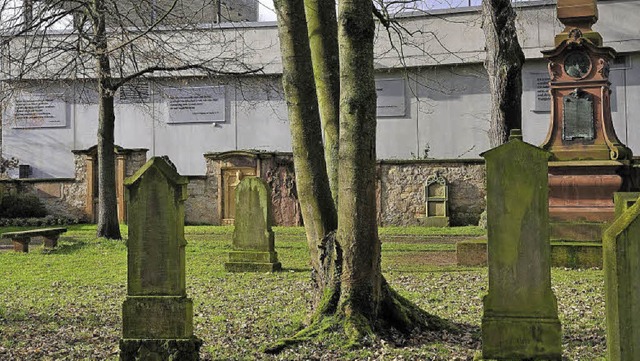 Liegt hier auf dem alten Friedhof der ...sthet und erste Ehrenbrger F.A. Rief?  | Foto: Klaus Fehrenbach