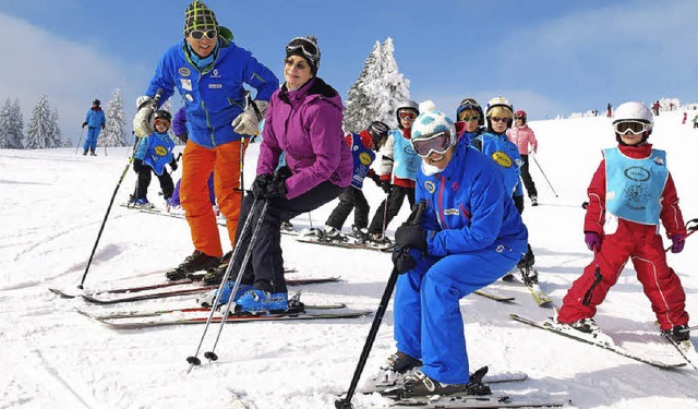 Mit der Sonne  strahlen um die Wette  ...alstar Rene Knapp und die Skilehrer.   | Foto: Marion Pfordt