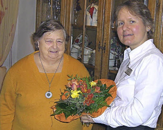 Blumen bekam Gertrud Bhrer (links) von Hanna Ortmann.  | Foto: DRK