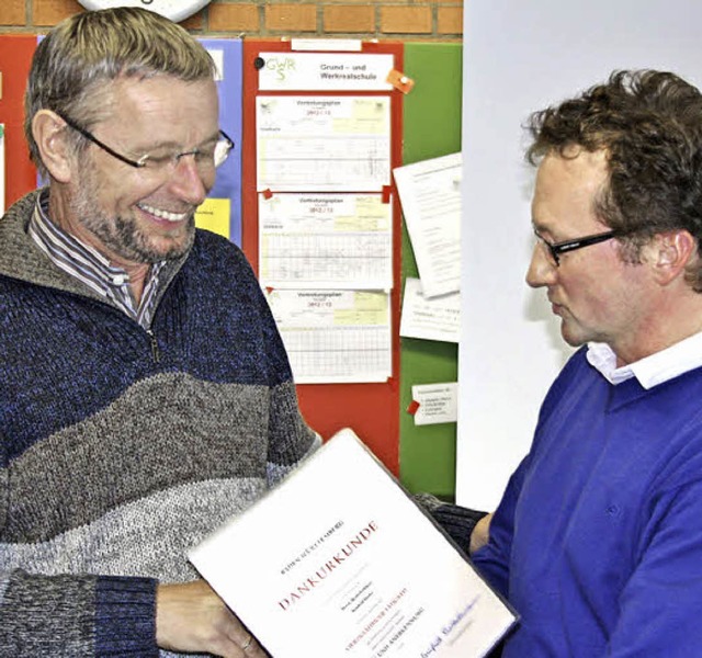 Reinhold Studer (links) erhielt Rektor...el  Janka die Dankurkunde des Landes.   | Foto: schule