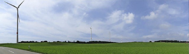 So knnten die Windrder zwischen Berg...nd Htten von der Strae aus aussehen.  | Foto: Montage: energiedienst Holding AG