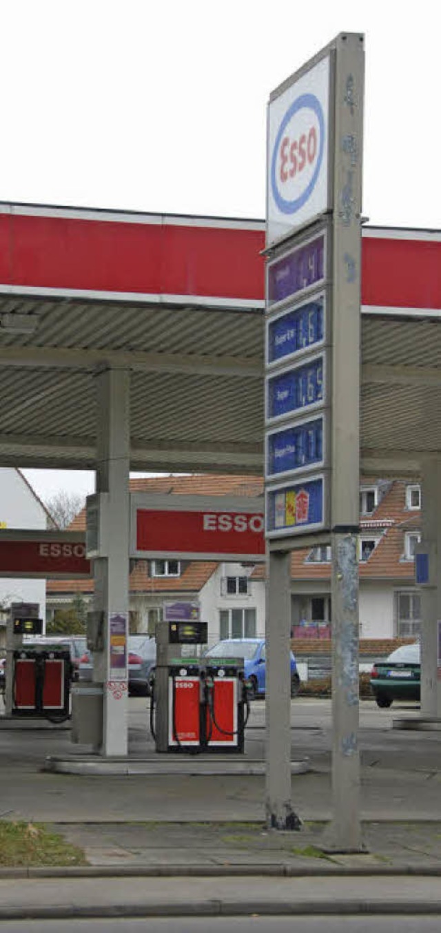 Wo heute die Esso-Tankstelle steht, k...nftig ein Einkaufszentrum entstehen.   | Foto: FREY