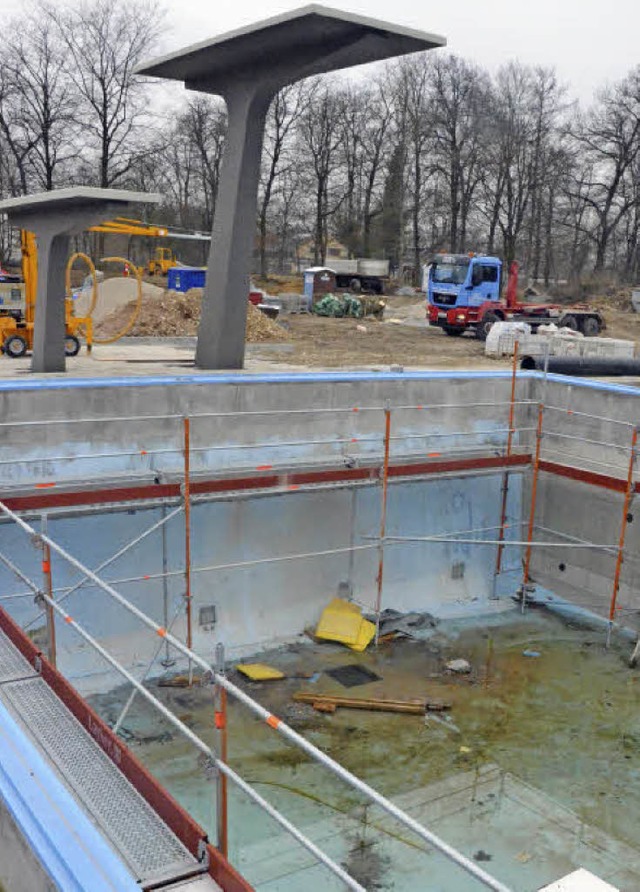 Noch einiges zu tun ist auf der Bauste...l das Freibad zur Sommersaison ffnen.  | Foto: Jochen Fillisch