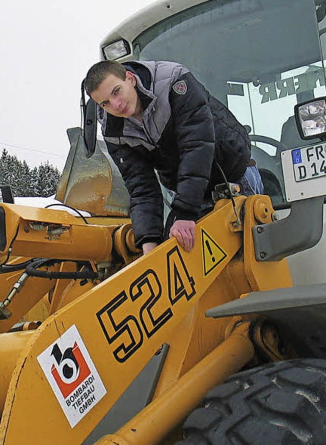 Als Baugertefhrer bernimmt Marcel D...n sowie Wartungsarbeiten am Radlader.   | Foto: Eva Weise