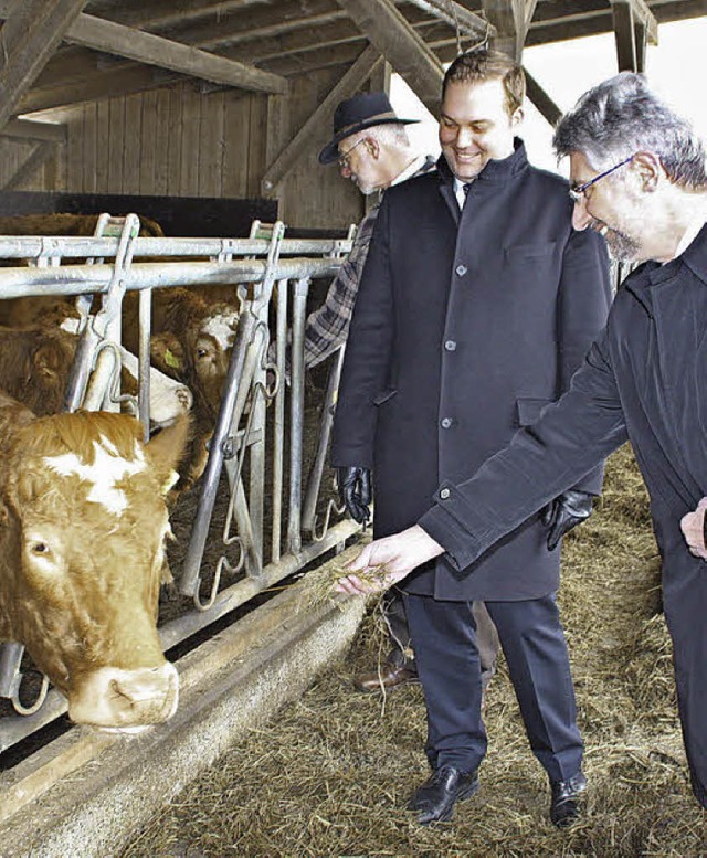 ber die Situation der Landwirte infor...rgermeister Michael Thater (rechts).   | Foto: Jrn Kerckhoff