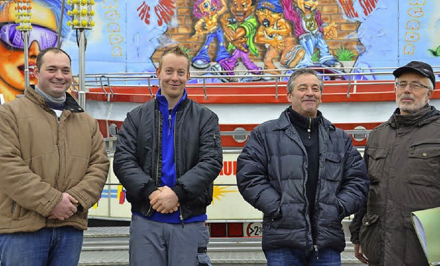 Die Schausteller Benjamin Buhmann, Rob...lini auf frhlingshafte Temperaturen.   | Foto: Svenja Groschupp