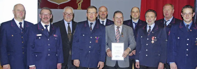 Im Beisein von Brgermeister Gabriel S...euerwehr verdient gemacht haben.        | Foto: benjamin bohn