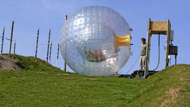 In einem Plastikball einen Hang herunt...s ist die Touristenattraktion Zorbing   | Foto: fotolia/candideye