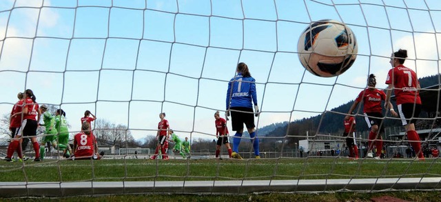 Freiburgs Torhterin Laura Benkarth is...ers hat das 3:0 fr Wolfsburg erzielt.  | Foto: Seeger