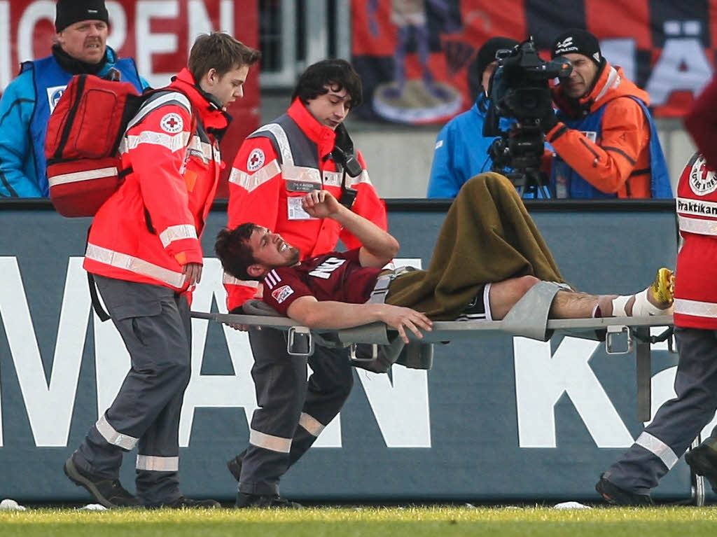 Der verletzte Per Nilsson wird vom Platz getragen.