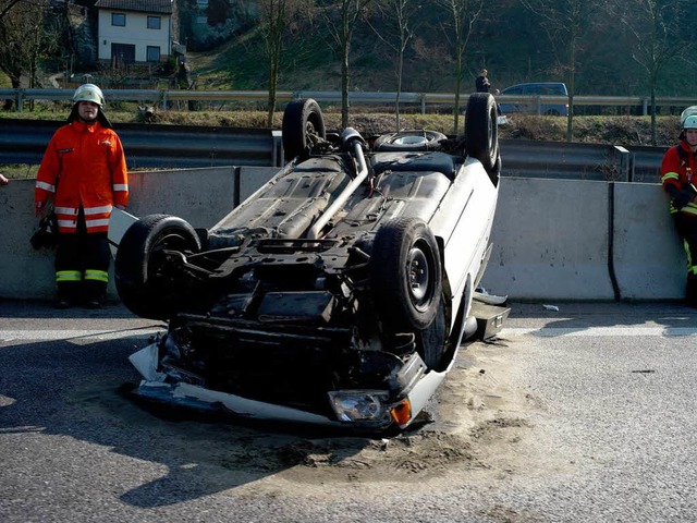 Die Ursache fr den Unfall, der im be...es Peugeots mndete, ist noch unklar.   | Foto: Peter Sliwka