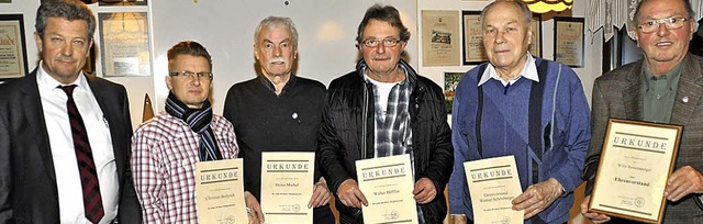Viele Jahrzehnte Vereinsmitgliedschaft...er Schnberger und Willy Remensperger.  | Foto: Julius Wilhelm Steckmeister