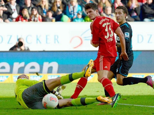 Der Mnchner Mario Gomez erzielt das Tor.  | Foto: dpa