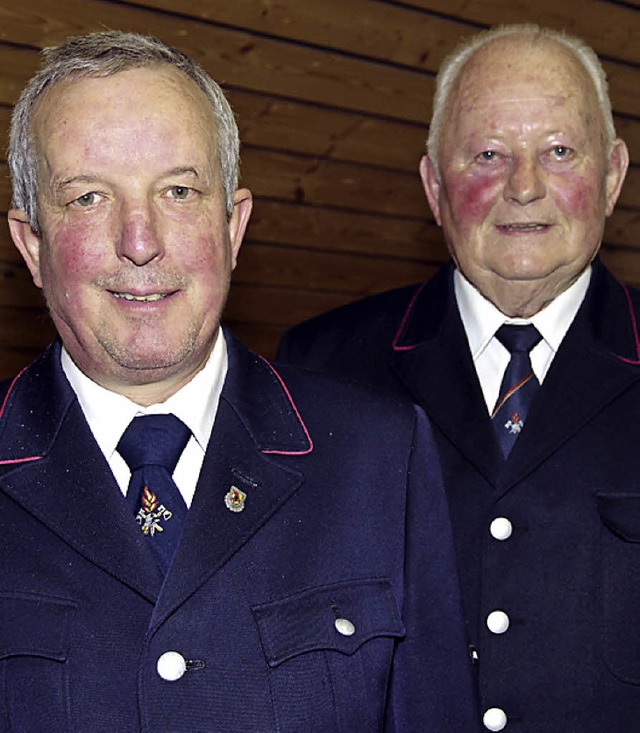 Alfred Hermann (links) erhielt die sil... 50 Jahren Feuerwehrmann in Neustadt.   | Foto: Korinth