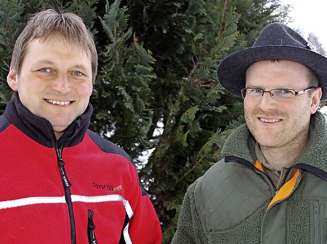 Revierfrster Robert Becker (links) un...eise haben sich Wildschweine gerieben.  | Foto: Cornelia Liebwein