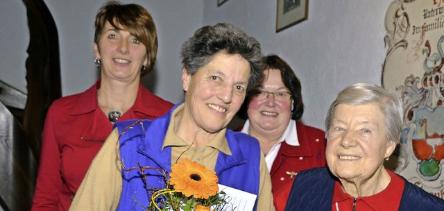 Erna Wehrle (hinten links) und Monika ...bei den Landfrauen Langenordnach aus.   | Foto: markus stRaub