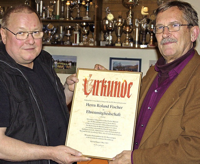 Zum Ehrenmitglied wurde Roland Fischer... Klaus Nagel berreichte die Urkunde.   | Foto: Jrn Kerckhoff