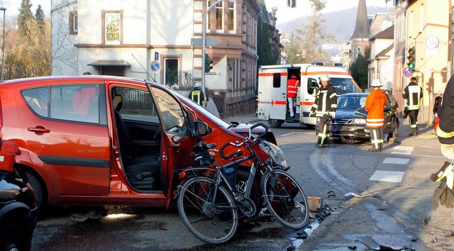 Den Rettungskrften bot sich ein Bild ...g. Auch ein Radfahrer war involviert.   | Foto: Heidi Fssel