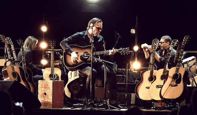 Mit einem Akustik-Set geht es los: Joe Bonammasa auf der Bhne   | Foto: Marcus Sweeney-Bird