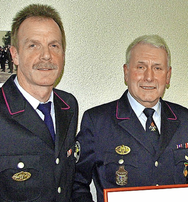 Ehrung fr Wilfried Kohler. Nach 50 j...rechts Stellvertreter Rudolf Bernbach.  | Foto: Rolf Reimann