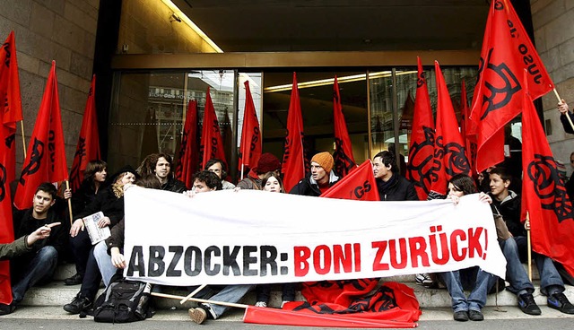 Protest Schweizer Jungsozialisten gegen Bankerboni   | Foto: DPA