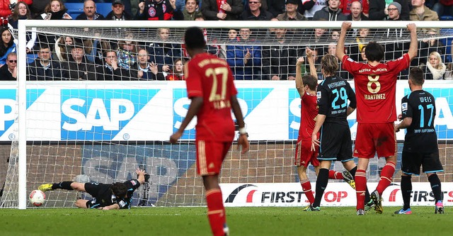 Die Rettungsaktion einen Hoffenheimer ...ben zum 1:0 fr die Bayern getroffen.   | Foto: Afp