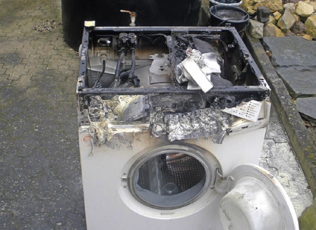 Die ausgebrannte Waschmaschine in Bahlingen.  | Foto: feuerwehr