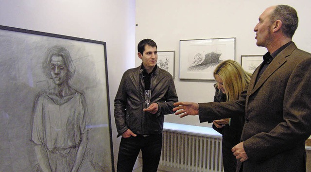 Joachim Klar (rechts im Bild) mit Besuchern der Ausstellung  | Foto: Schler