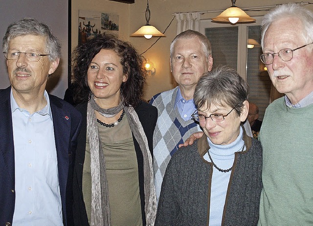 40 Jahre Mitglied beim TC:  Vorsitzend...in Kay und  Susanne und Thomas Burger.  | Foto: Paul Schleer