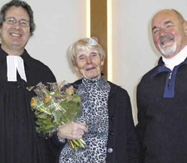 Mit Blumen dankten Pfarrer Martin Rath...rigen Kirchendienerin Erna Lrracher.   | Foto: Hansjrg Bader