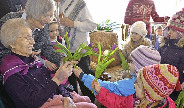 Zu ihrem 109. Geburtstag wurde Emmi Sc...ern mit Blumen und Liedern beschenkt.   | Foto: Sigrid Umiger