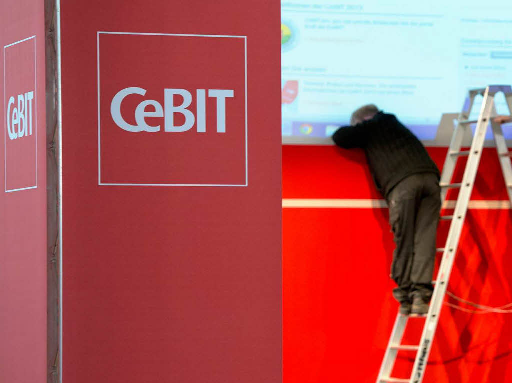 Letzte Handgriffe: Heute erffnet Angela Merkel die Computermesse CeBIT. Mit dem Motto „Shareconomy“ steht dieses Jahr das Teilen im Vordergrund.