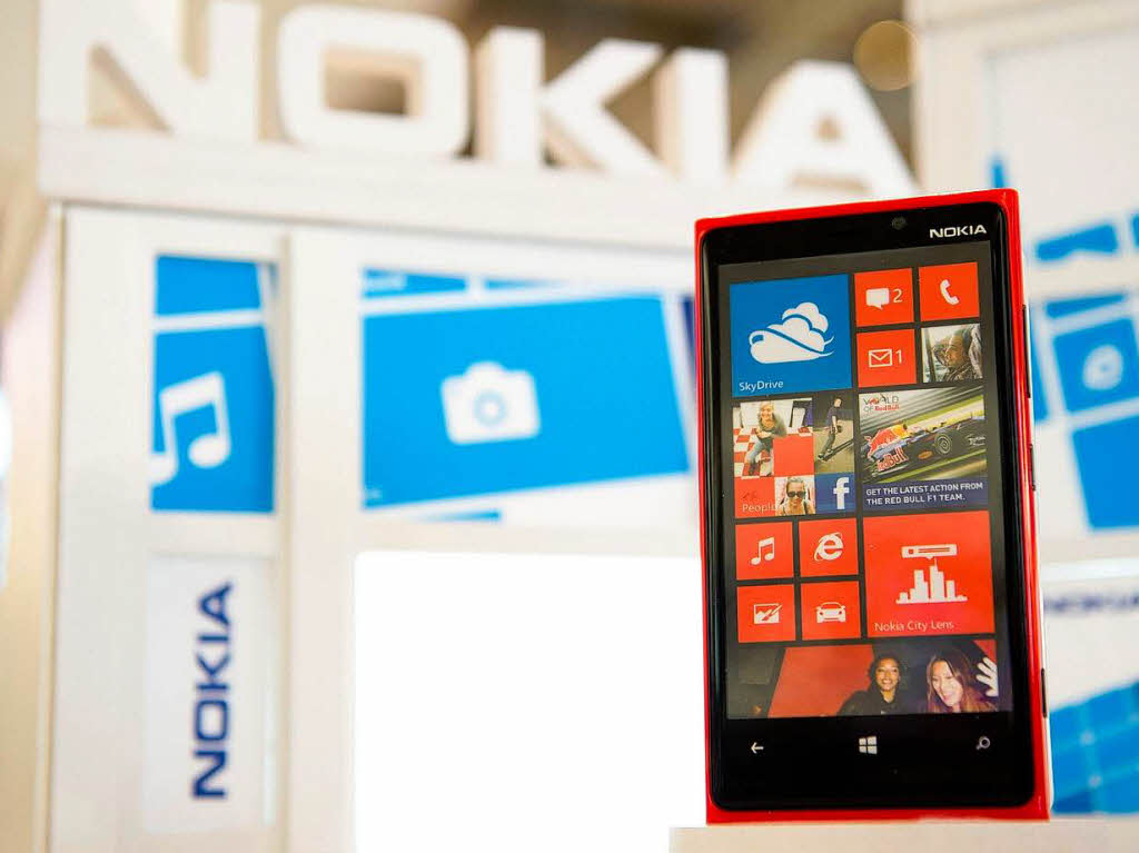 Knallige Farben, Kacheldesign und neue Kameratechnik: Nokia stellt das neue Smartphone „Lumia“ vor.