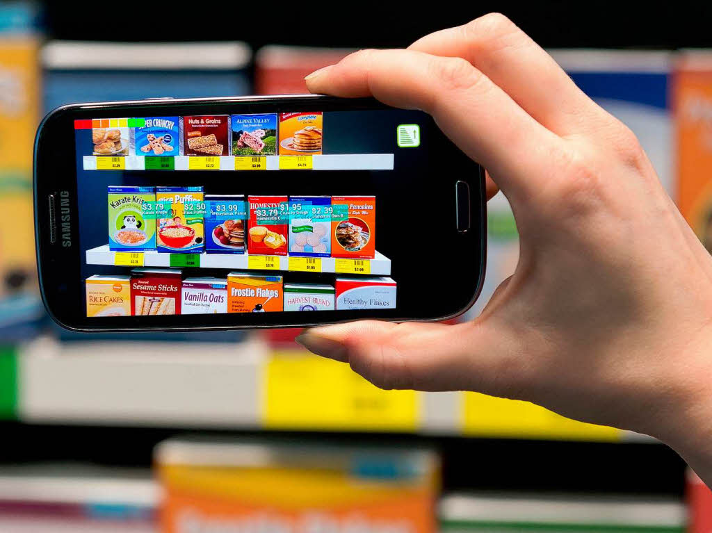 Bestens informiert beim Einkauf: Eine Smartphone-App erkennt Supermarkt-Produkte und zeigt virtuelle Zusatzinformationen an.
