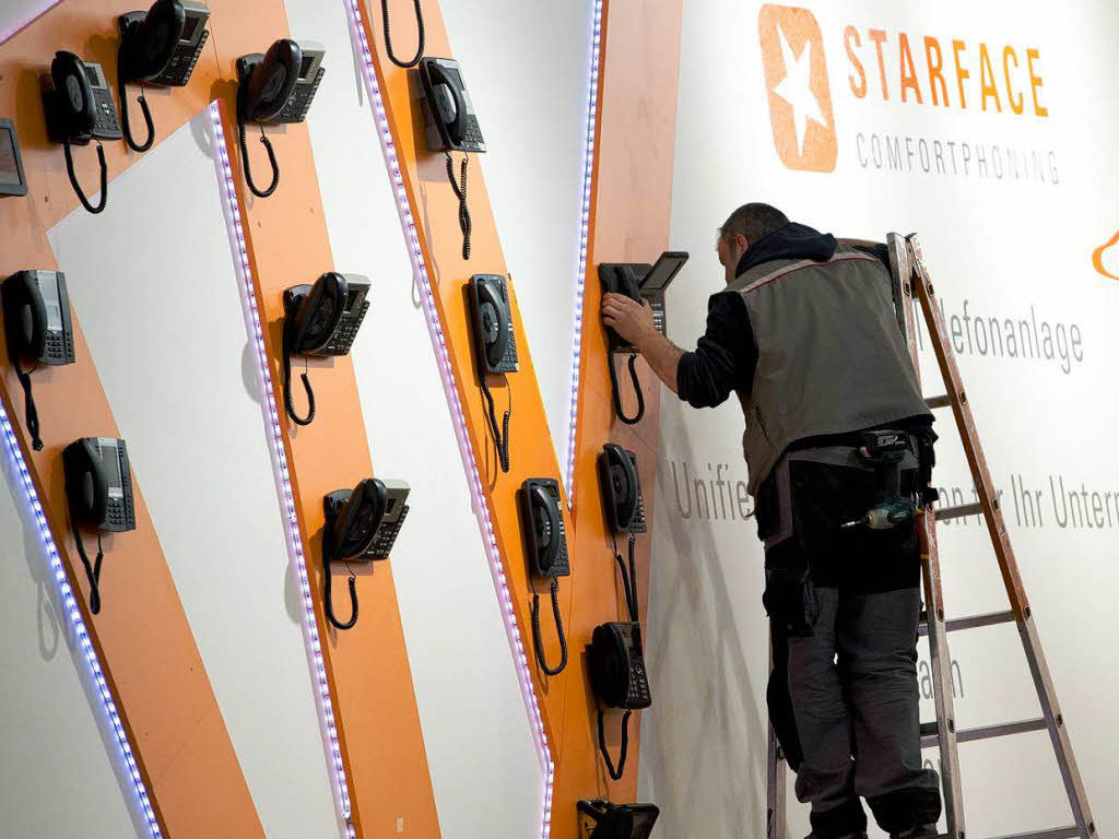 Alternative Prsentationsform: Das Unternehmen Starface bringt seine Telefone an der Wand an.