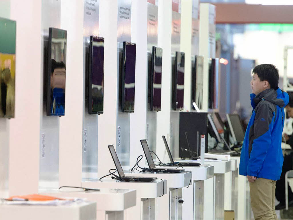 Das chinesische Unternehmen Huawei stellt auf der CeBIT Monitore vor.